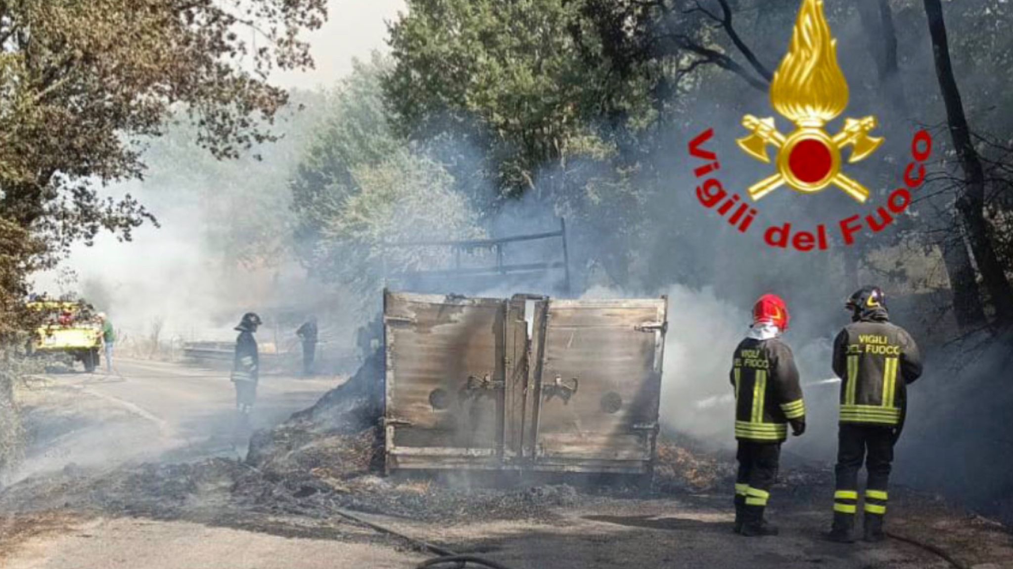 Camion in fiamme sulla ss 389: danni ingenti