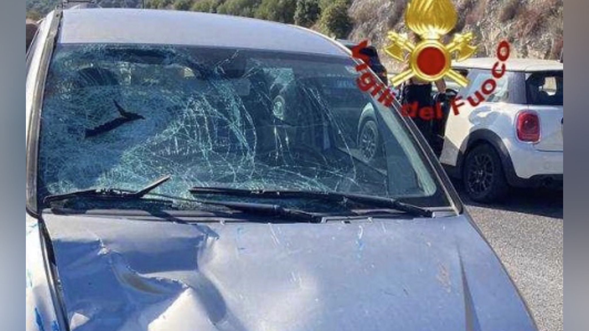 Travolto da un'auto sulla 131: operaio in gravi condizioni