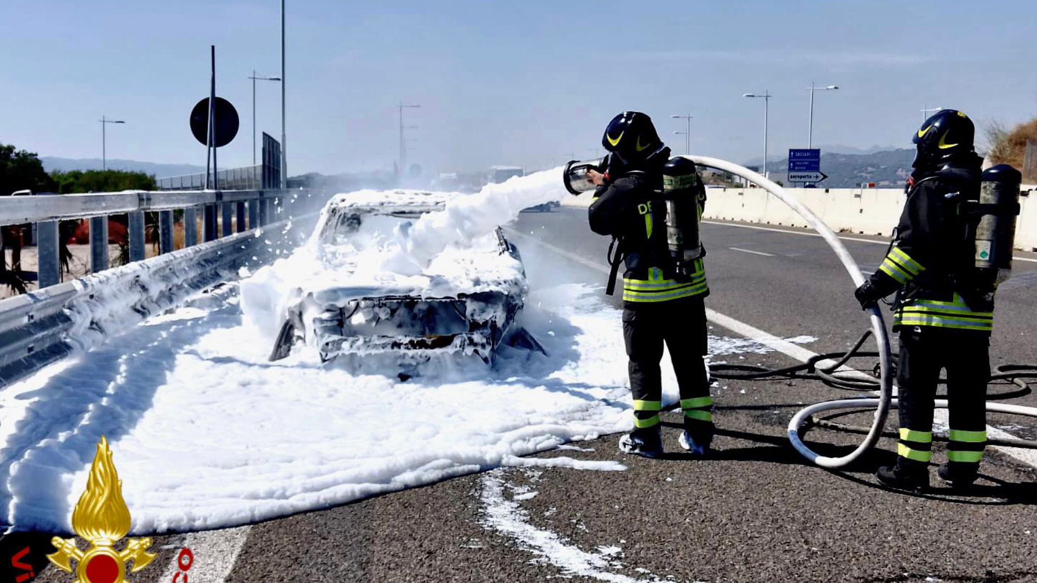 Olbia: auto a fuoco durante la marcia