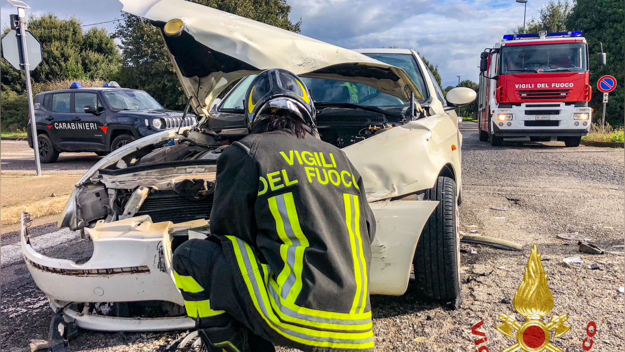 Scontro tra auto: in azione i vigili del fuoco