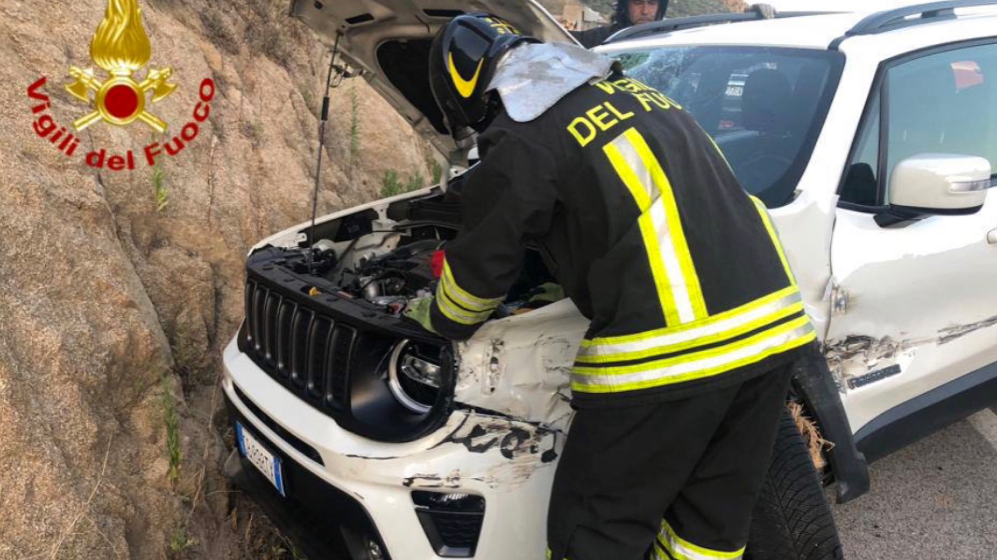 Auto fuori strada: un ferito