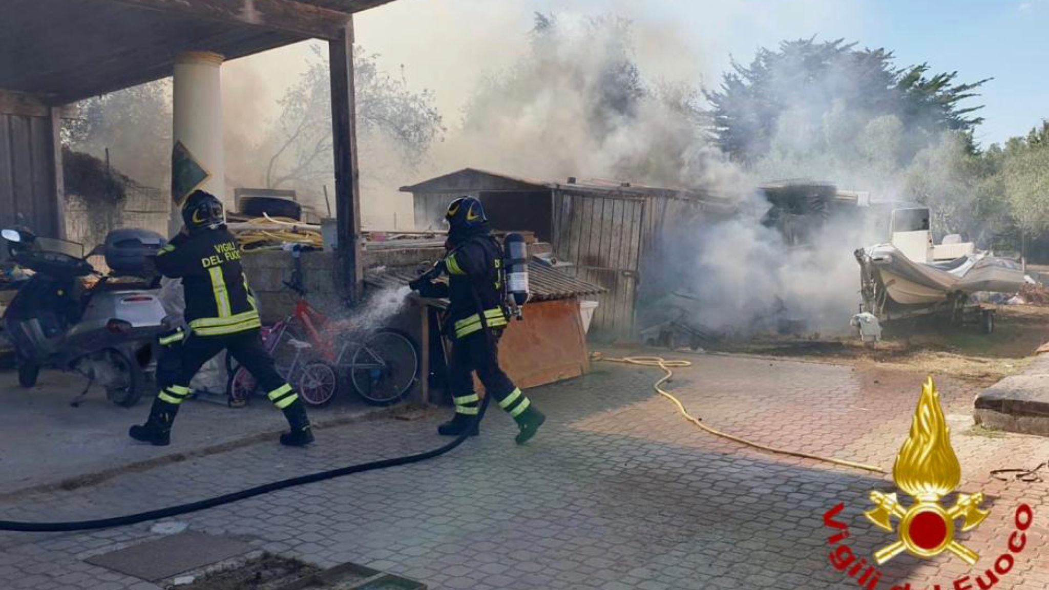 Nord Sardegna, incendio in magazzino: esplode una bombola del gas
