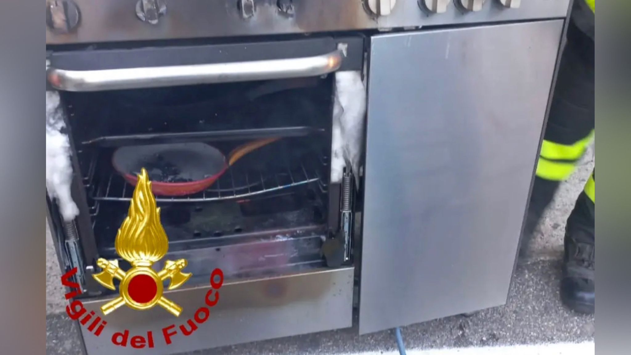 Principio di incendio in cucina: tre donne tratte in salvo