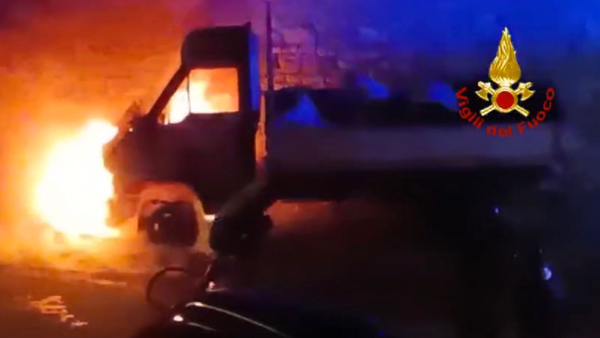La Maddalena, mezzo distrutto dalle fiamme: accertamenti in corso