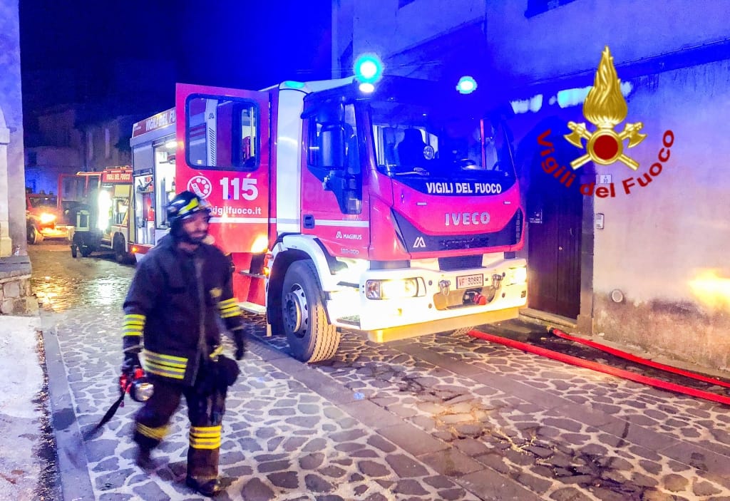 Abitazione in fiamme, danni ingenti: accertamenti in corso