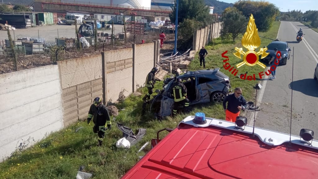 Auto contro muro: 29enne in gravi condizioni