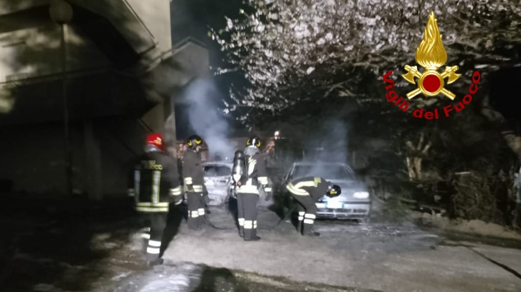 Mezzi in fiamme nella notte: accertamenti in corso