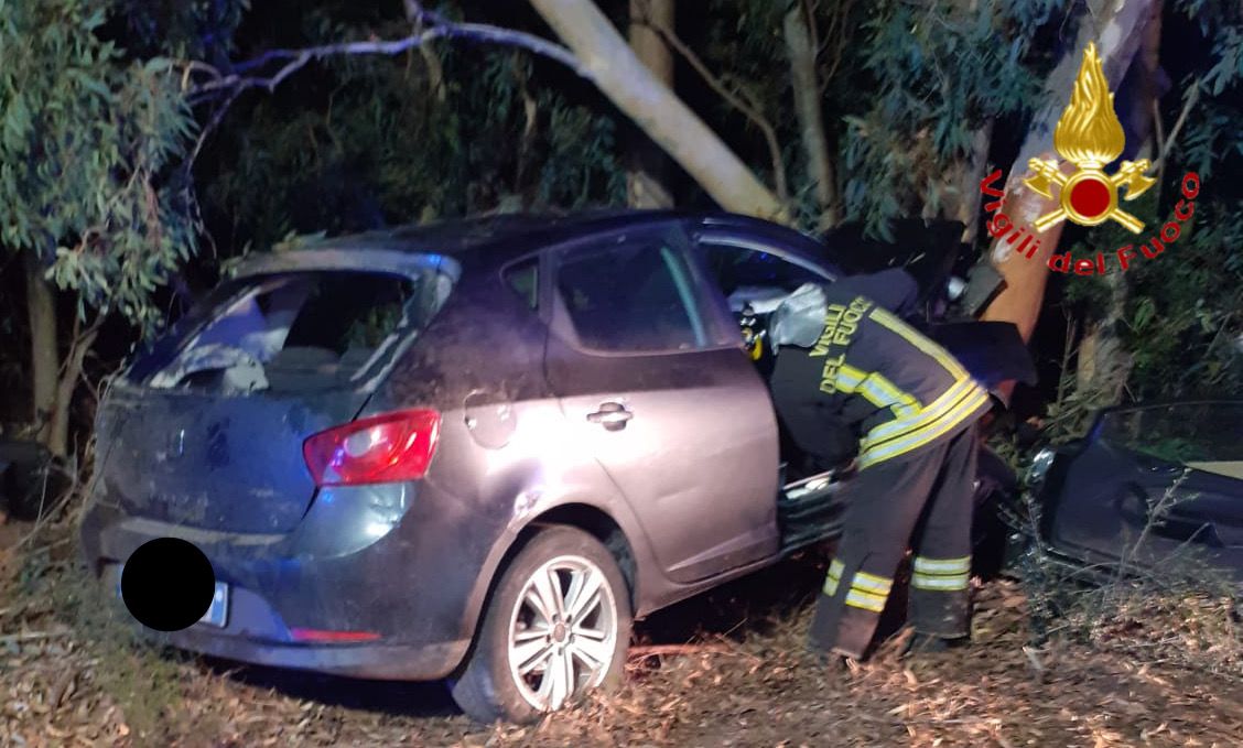 Auto esce fuori strada e si schianta contro un albero: tre feriti gravi
