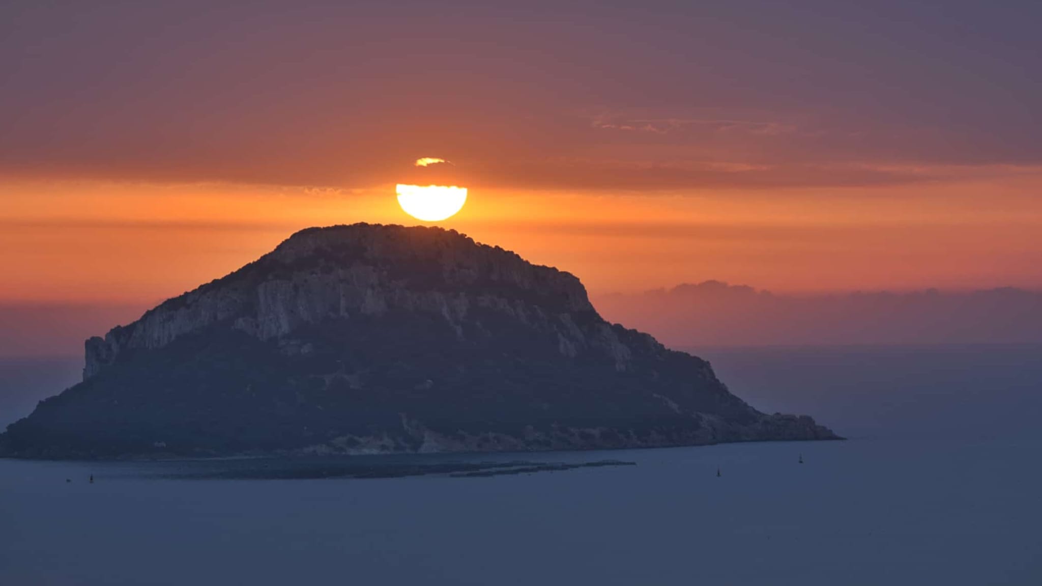 Golfo Aranci, Figarolo illuminato dal sole a metà