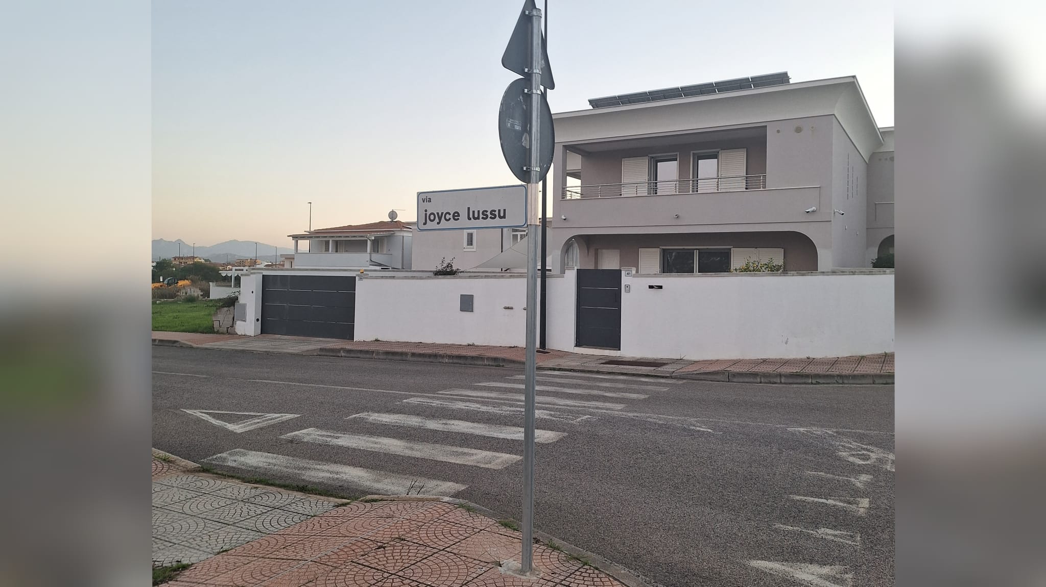 Olbia, cartelli stradali troppo bassi 