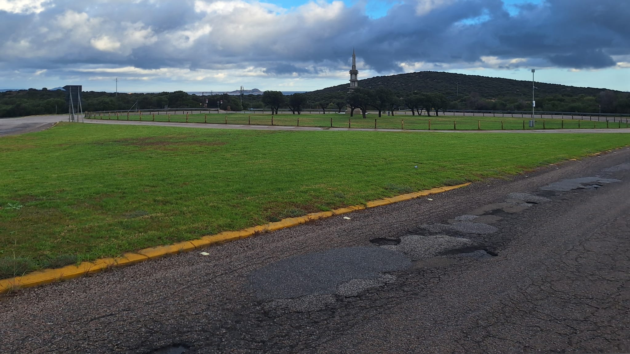 Golfo Aranci, strada dissestata in rotatoria