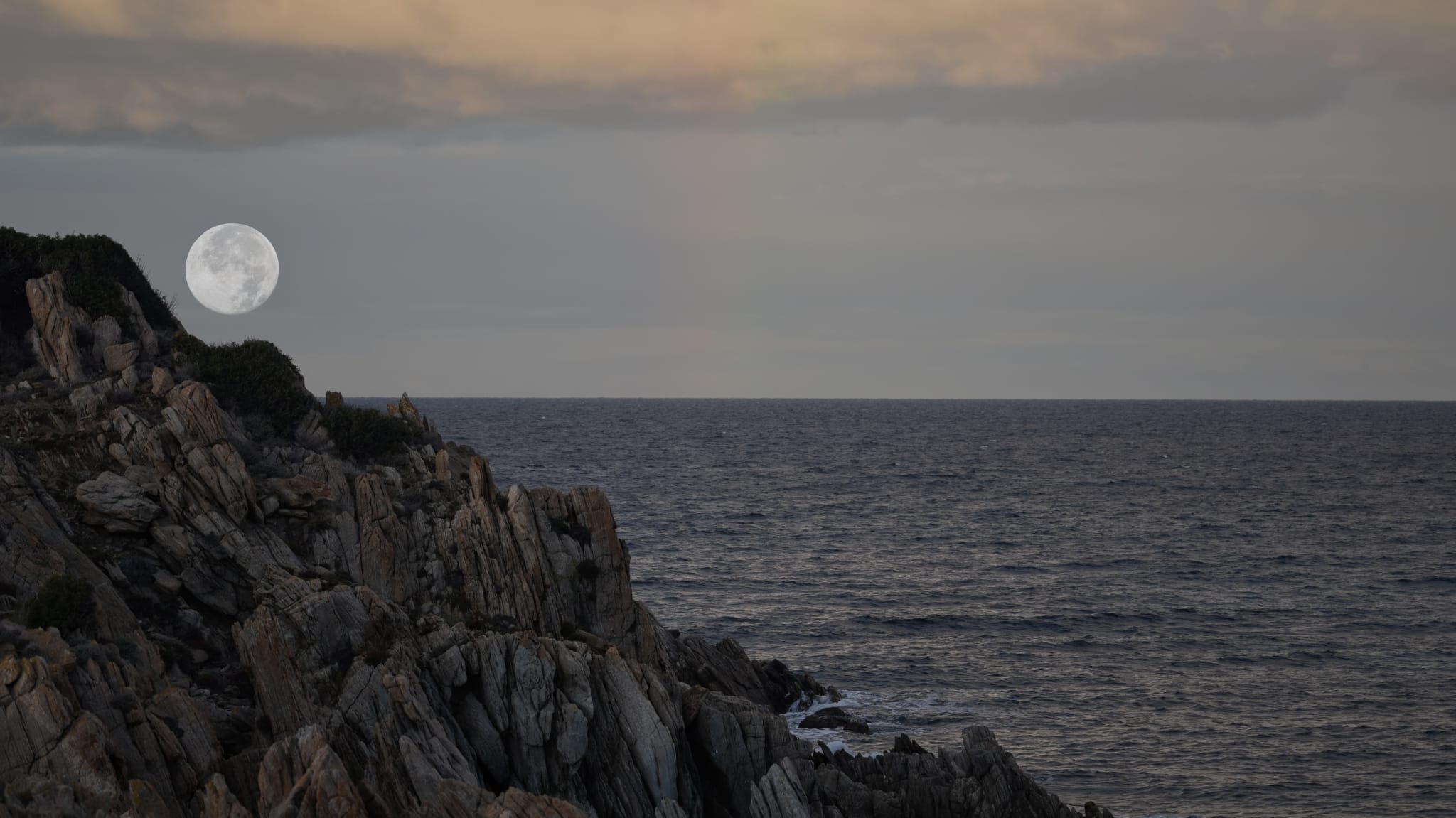 Golfo Aranci, la Superluna fredda nasce dal mare