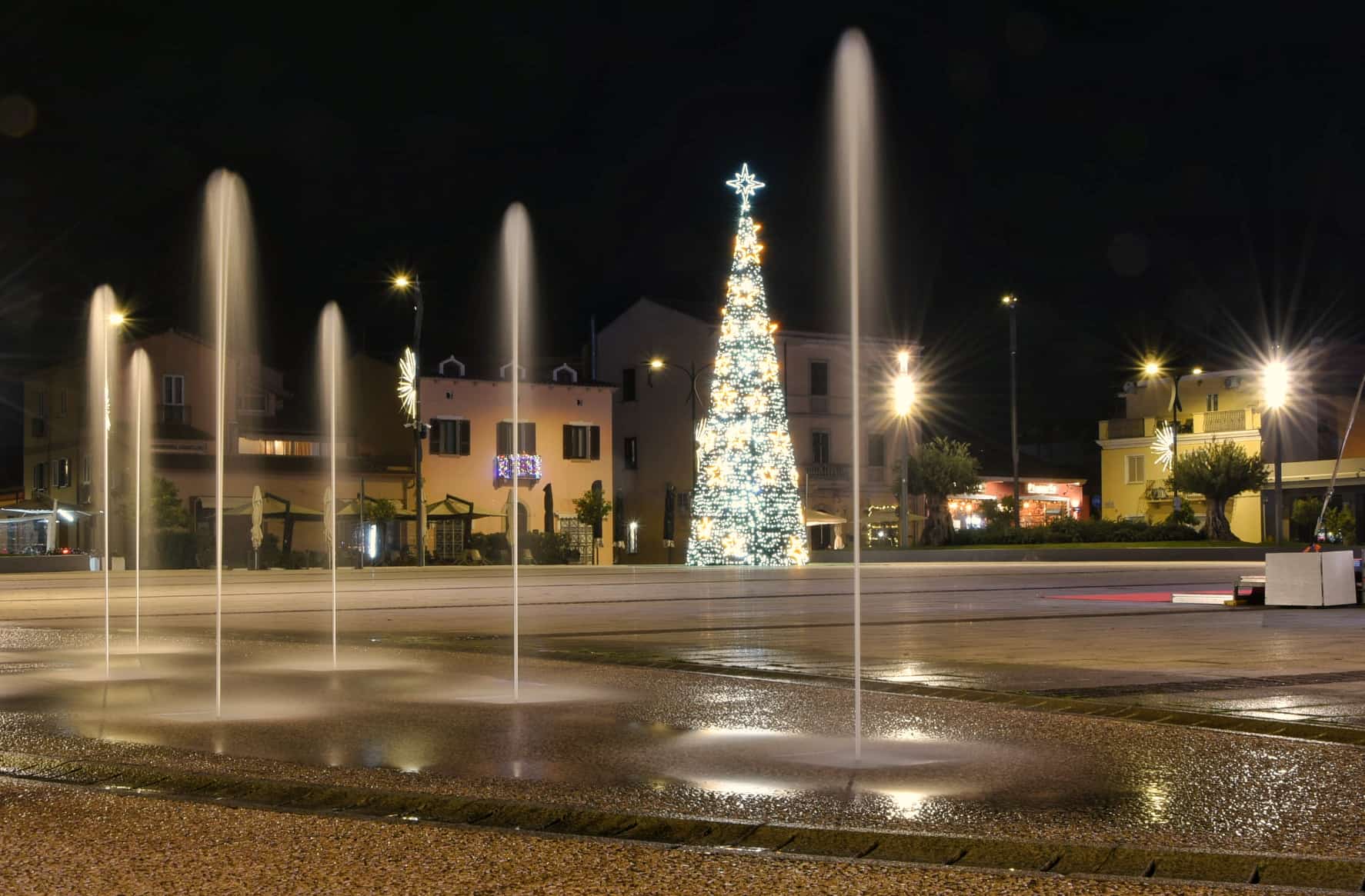 Olbia, piazza Crispi si illumina per Natale 