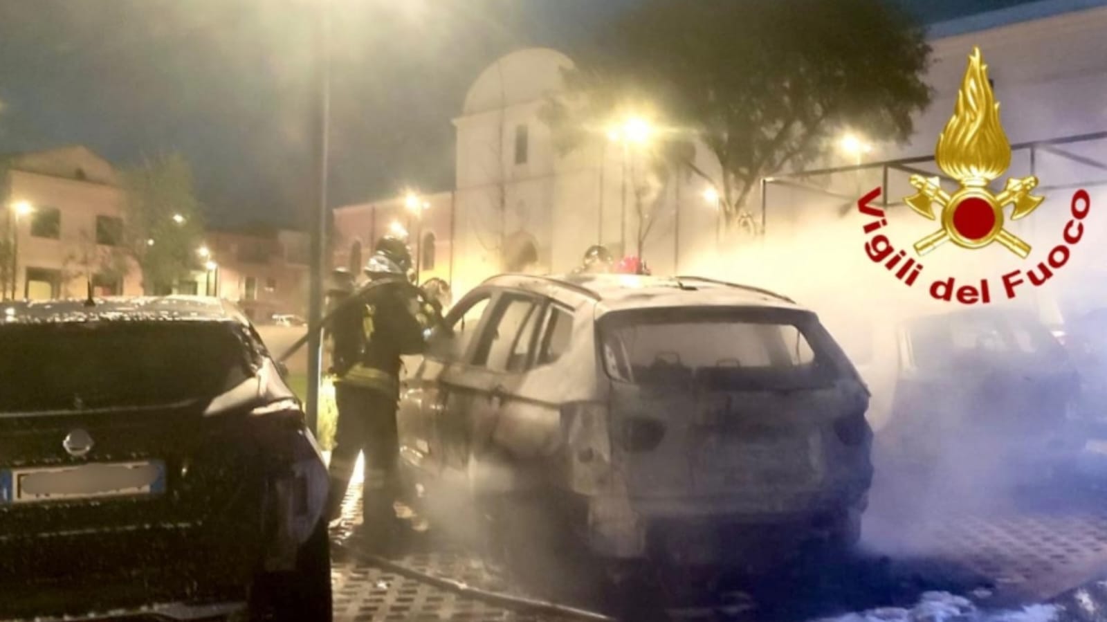 Auto a fuoco nella notte: tre veicoli coinvolti