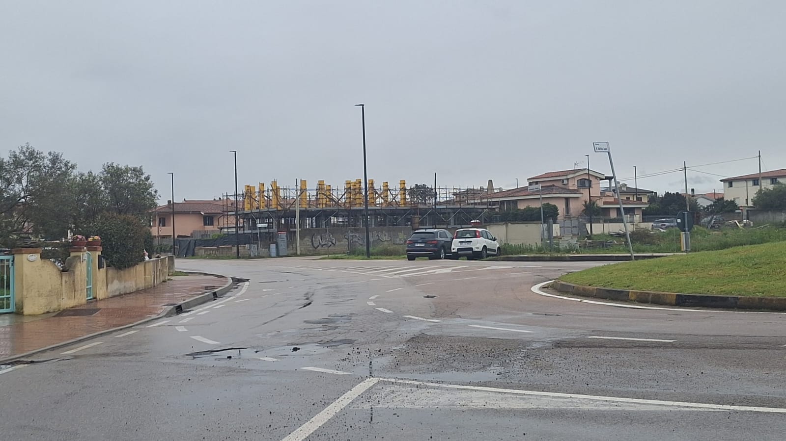 Olbia, fossi pericolosi nella rotonda di via Petta