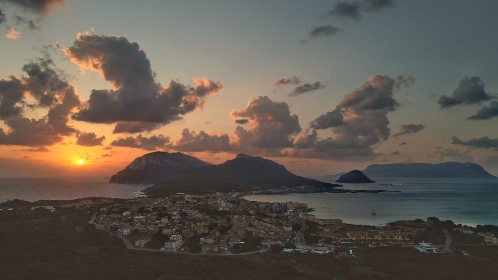 Golfo Aranci, un'alba dall'alto