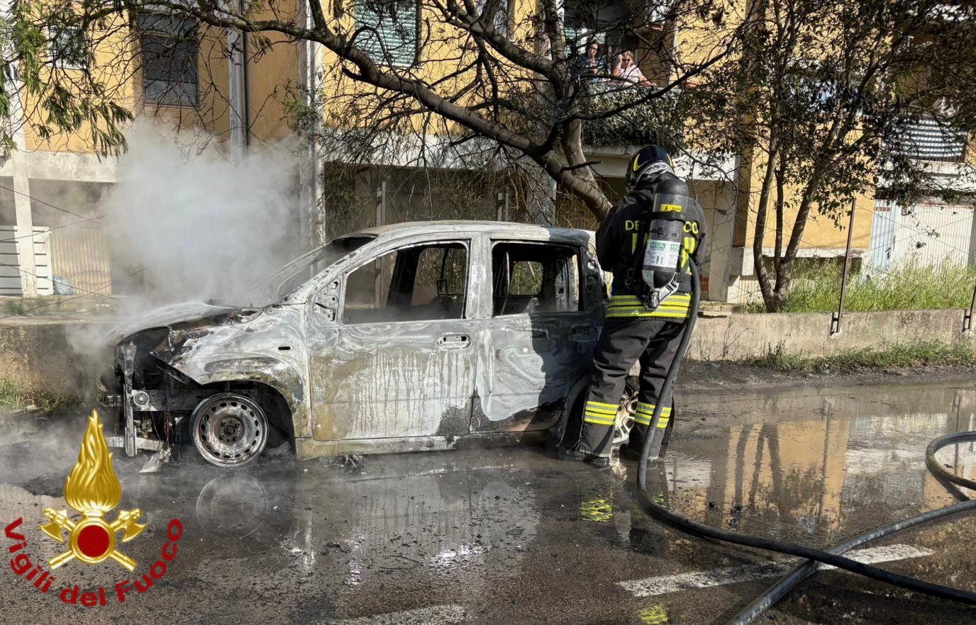 Olbia: un'altra auto in fiamme, questa volta in via Machiavelli