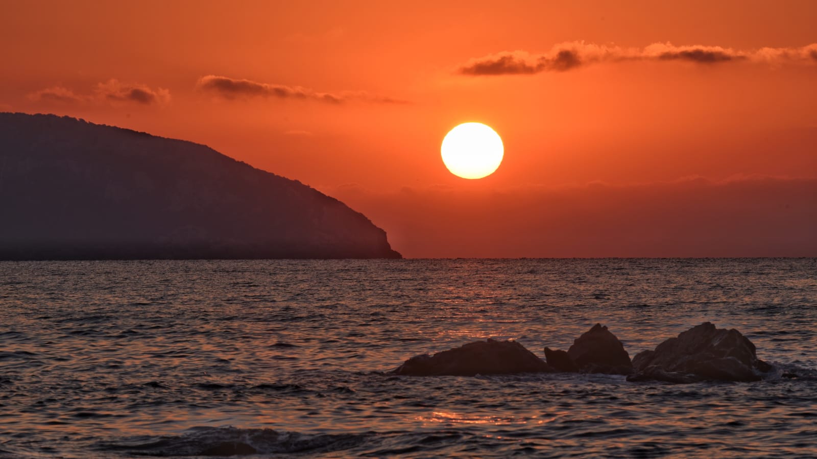 Golfo Aranci, il sole sorge dietro Figarolo