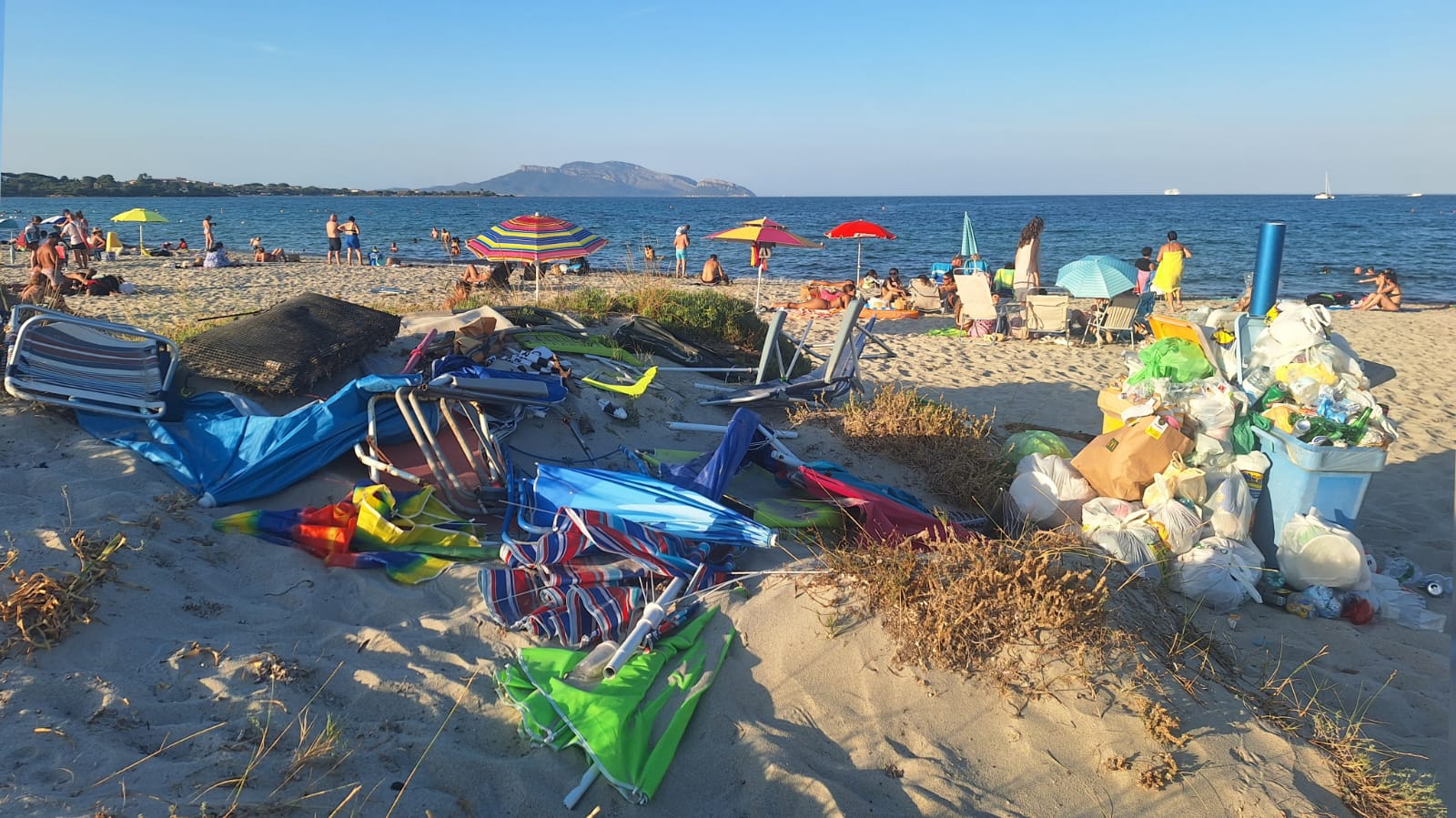 Olbia, discarica a cielo aperto nella spiaggia di Pittulongu