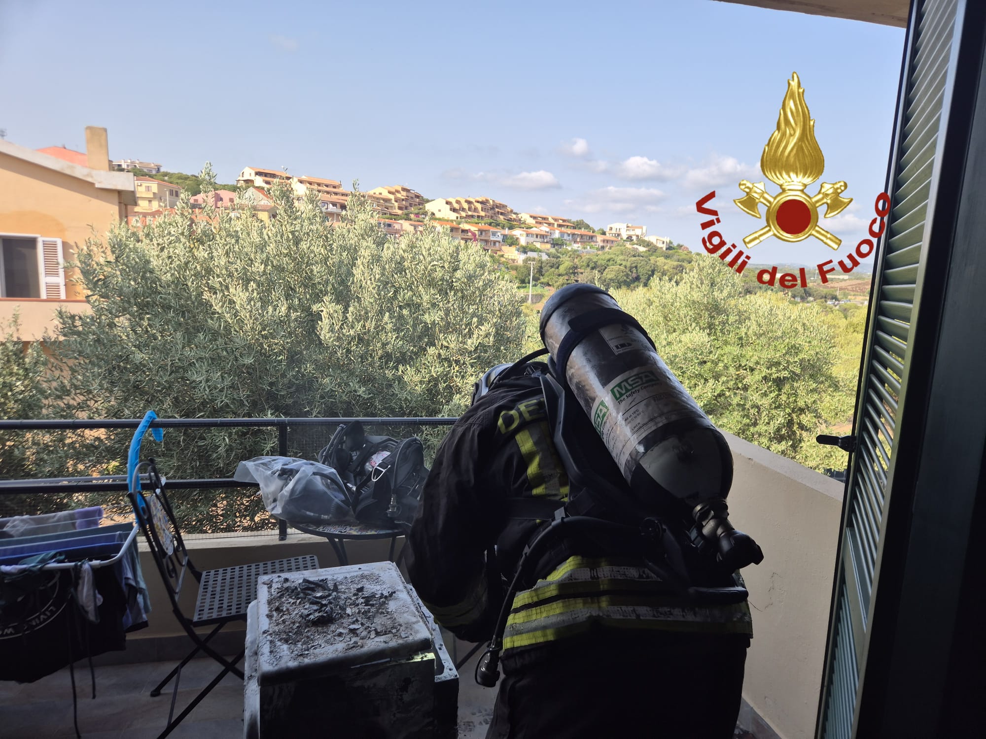 Palau, incendio in un appartamento: paura in un condominio