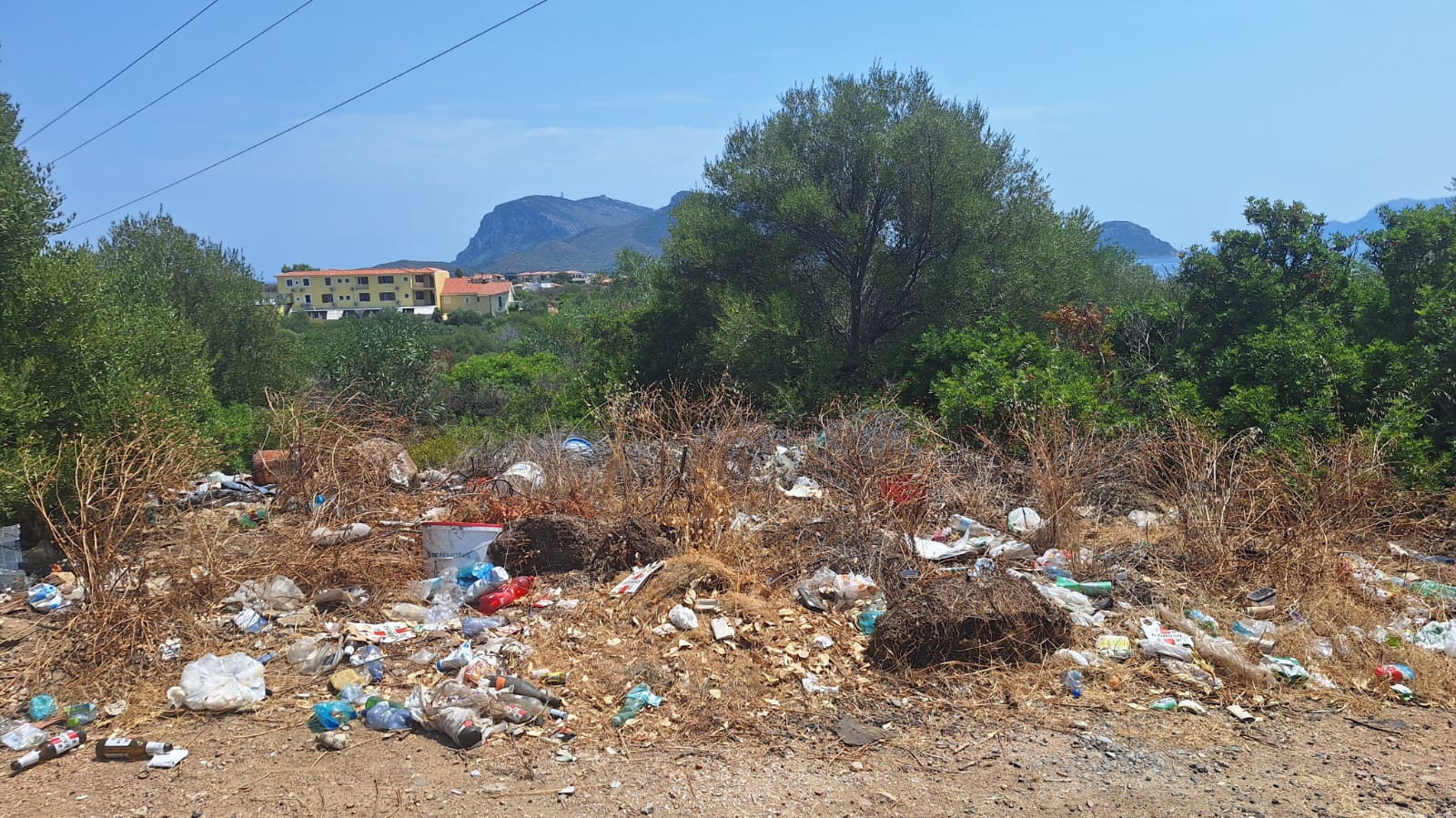 Golfo Aranci, discarica a cielo aperto nella strada per S'abba e sa pedra