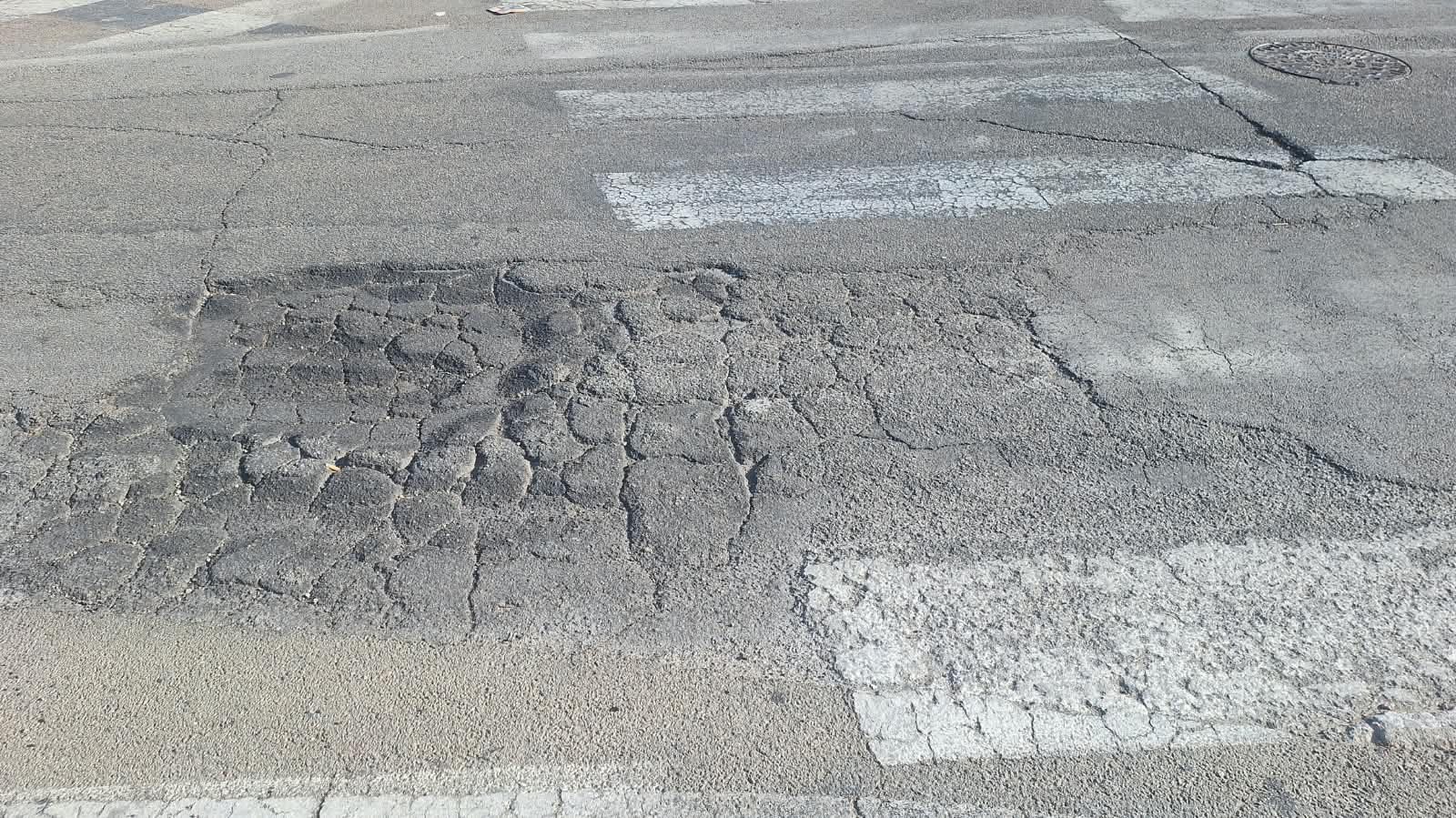 Olbia, strada dissestata in prossimità delle strisce pedonali