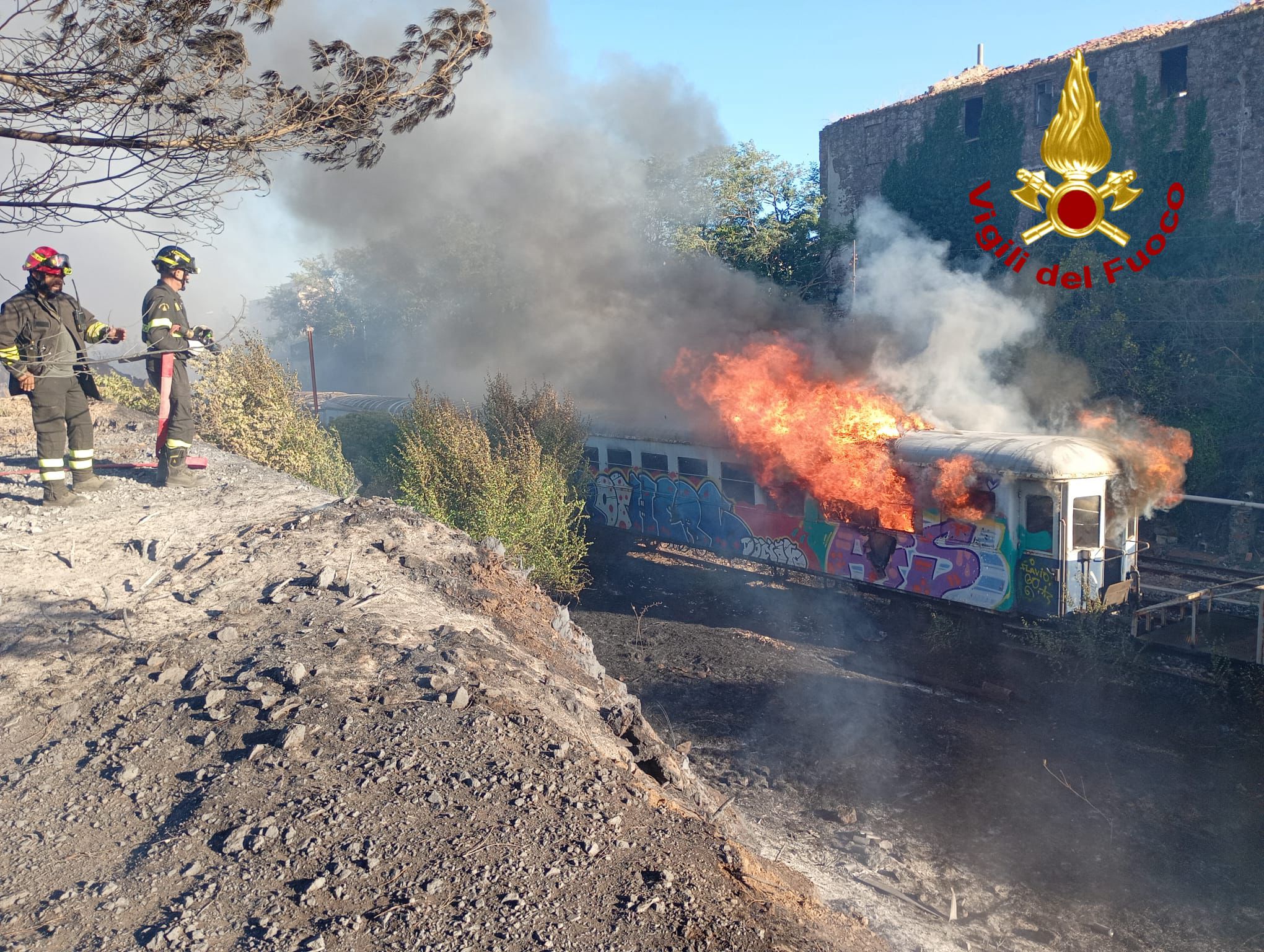 Macomer, l’incendio raggiunge la vecchia ferrovia: convoglio avvolto dalle fiamme