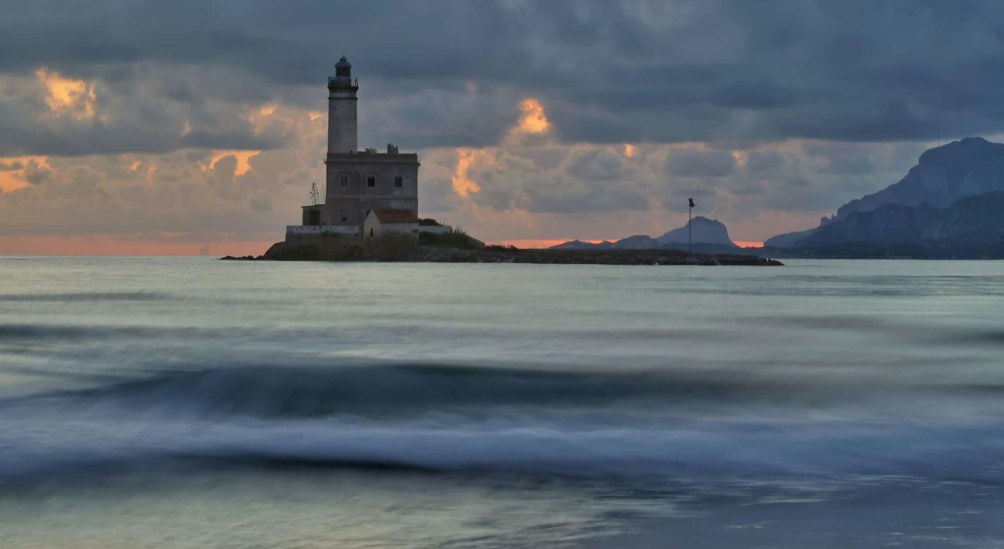 Olbia, la suggestione del faro