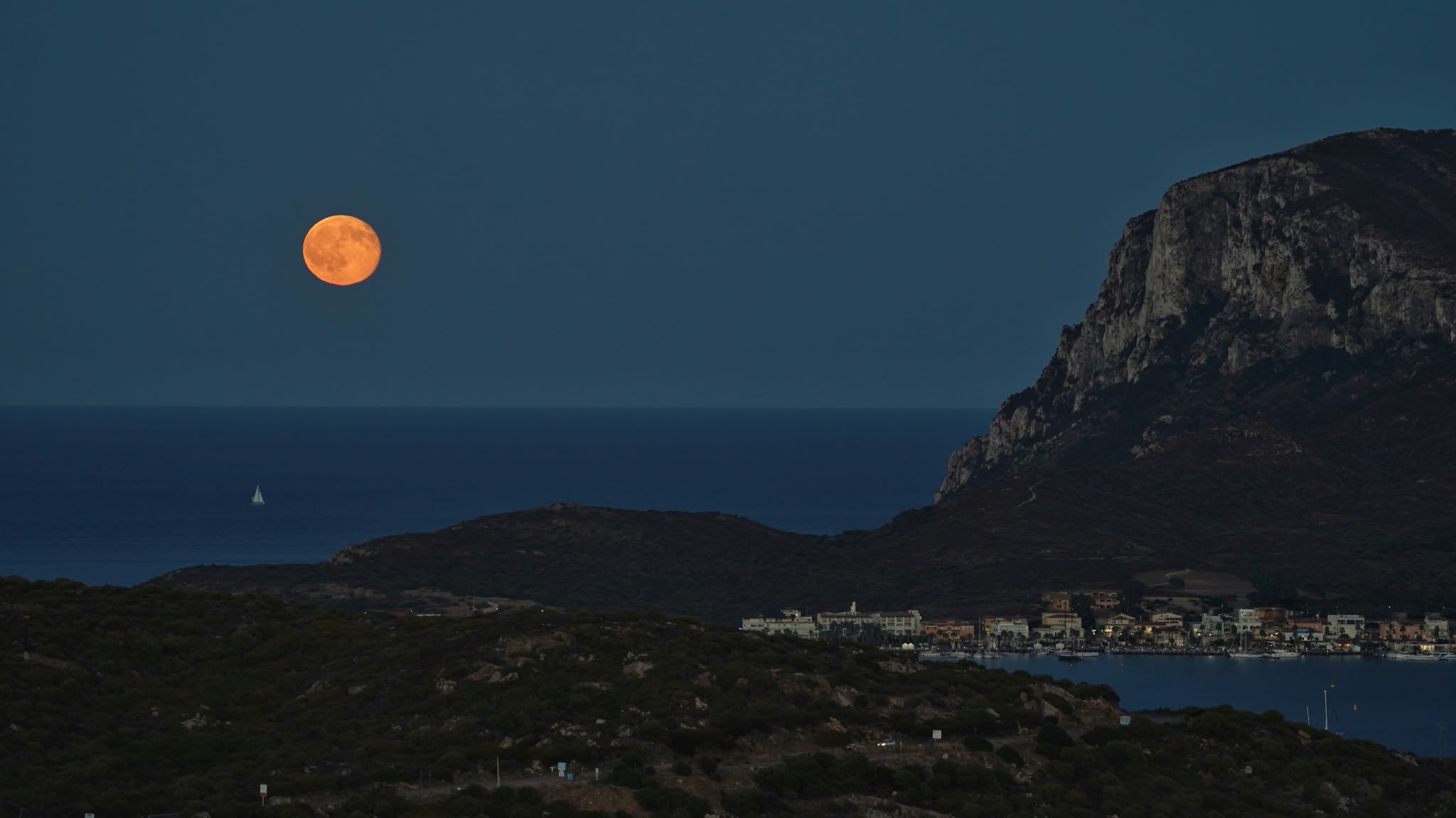 Golfo Aranci, la “Luna del Raccolto” illumina Capo Figari