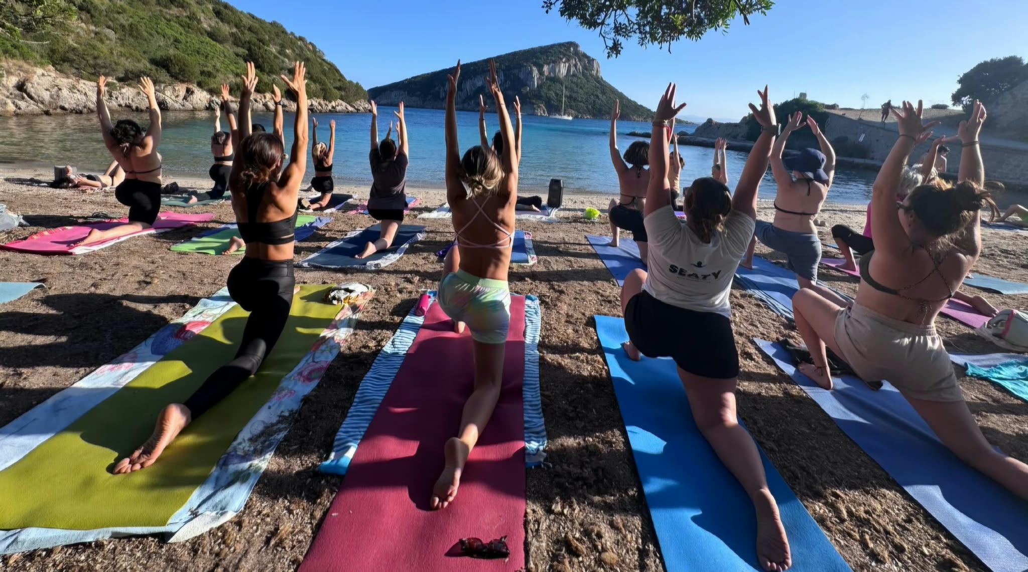 Golfo Aranci, lo yoga a Cala Moresca unisce benessere e tutela del mare